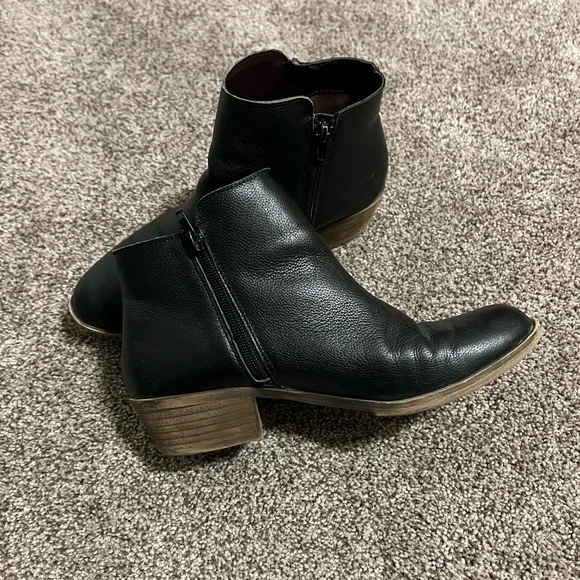 Kensie Black Ankle Booties with Side Zipper and Rounded Toe - Picture 4 of 6
